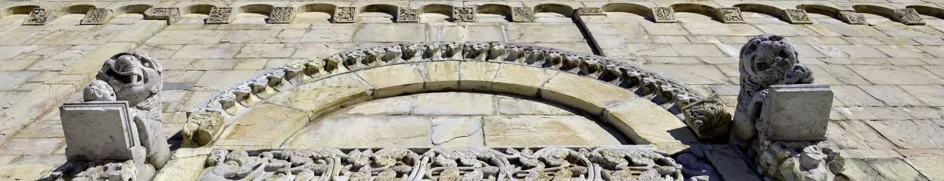 particolare facciata del duomo a barga